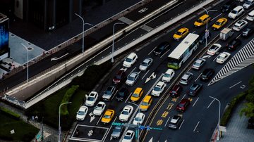 Imagem ilustrativa de uma rua com diversos veículos para análise do 'radar de barulho' projeto-pioneiro em Curitiba (PR) Trânsito Carros, motos e ônibus em uma rua com tráfego alto - Pixabay