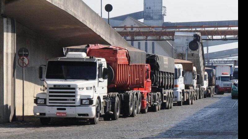Nova norma começa a valer a partir de 1º de outubro Caminhões a caminho do porto Fila de caminhões - Reprodução/SPA