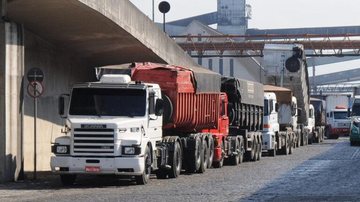 Nova norma começa a valer a partir de 1º de outubro Caminhões a caminho do porto Fila de caminhões - Reprodução/SPA