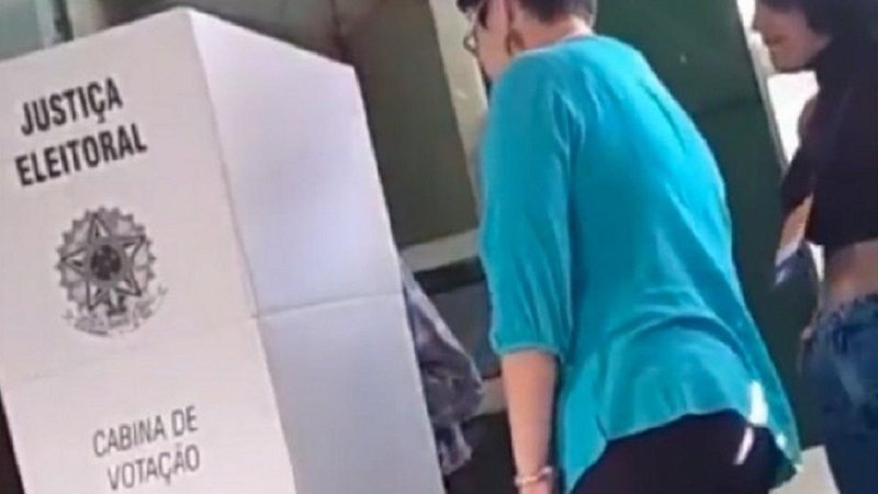 Flagrante aconteceu em uma escola de Paramirim, cidade na Bahia Mesária presa Duas mulheres próximas à cabine de votação - Reprodução