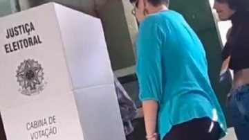 Flagrante aconteceu em uma escola de Paramirim, cidade na Bahia Mesária presa Duas mulheres próximas à cabine de votação - Reprodução