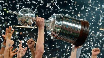 Copa Libertadores da América é o torneio mais importante de clubes da América do Sul Seis dos oito jogos das oitavas da Libertadores têm uma equipe brasileira jogadores levantam troféu - Foto: Divulgação