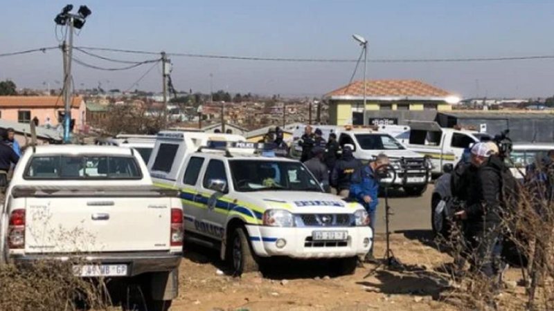 Ainda não há informações sobre as causas do massacre; polícia segue investigando o caso Tiroteio em Soweto Diversos carros de polícia para averiguar sobre tiroteio em bar de Soweto - Divulgação