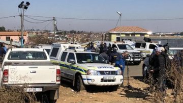 Ainda não há informações sobre as causas do massacre; polícia segue investigando o caso Tiroteio em Soweto Diversos carros de polícia para averiguar sobre tiroteio em bar de Soweto - Divulgação
