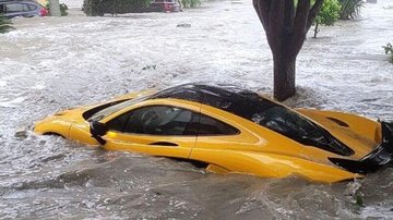 McLaren foi levada pelas inundações provocadas pelo furacão Ian Furacão Ian arrasta McLaren de mais de um milhão de dólares McLaren amarela com água até a metade - Reprodução/Redes Sociais