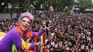A festa, com programação prevista até as 20h, terá a participação das Drags Ariella K e Tchaka Drag Queen Medidas de segurança prometem que Parada LGBT+ de Santos ocorra de forma tranquila Drag Queen e grande público durante Parada LGBT+ na Praça Mauá, em  - Prefeitura de Santos