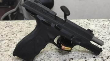 Pistola calibre 380 utilizada no crime e apreendida pela Polícia Civil Pistola apreendida Pistola na mesa - Divulgação