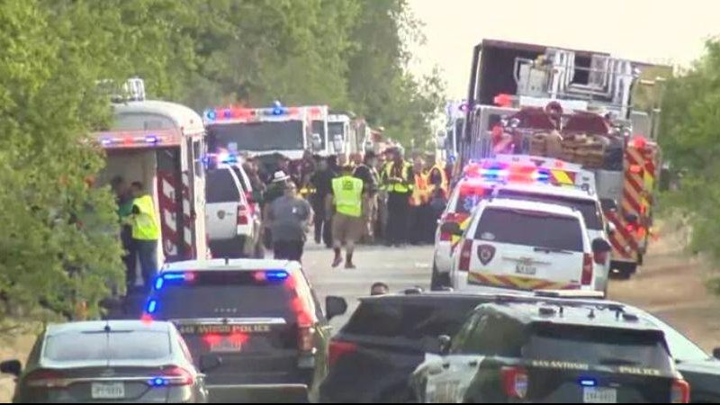 16 resgatados foram hospitalizados com sinais de exaustão e desidratação Mais de 40 pessoas são encontradas mortas dentro de caminhão nos EUA Diversos carros de resgate cercam caminhão onde as pessoas foram encontradas - Reprodução/KSAT TV
