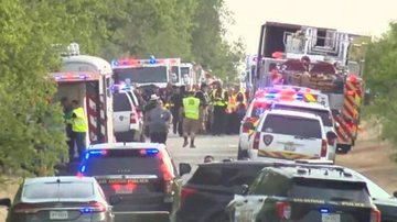16 resgatados foram hospitalizados com sinais de exaustão e desidratação Mais de 40 pessoas são encontradas mortas dentro de caminhão nos EUA Diversos carros de resgate cercam caminhão onde as pessoas foram encontradas - Reprodução/KSAT TV
