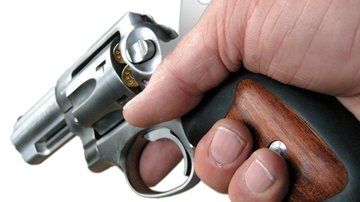Homem usou arma de fogo para roubar mais de R$ 36 mil de loja no bairro do Gonzaga em abril deste ano Acusado de roubar mais de R$ 36 mil de loja em Santos é preso em PG Mão de pessoa branca apontando um revólver - Imagem ilustrativa/Pixabay