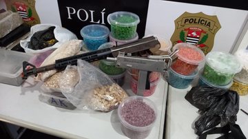 Armas de uso restrito e parta dos entorpecentes apreendidos Fuzil, submetralhadora e mais de 60 mil comprimidos de ecstasy encontrados em casa no Guarujá (SP); Vídeo Fuzil, metralhadora e drogas - Imagem: Divulgação / Polícia Civil
