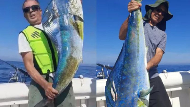 Peixes foram fisgados em uma área longe da costa, com cerca de 32 metros de profundidade Amigos com peixe Dois homens com dois peixes gigantes nas mãos - Reprodução