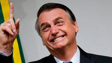 Jair Bolsonaro tem 67 anos e é do Partido Liberal (PL);  o mandatário do país preferiu utilizar apenas suas redes sociais para desejar Feliz Natal aos apoiadores Jair Bolsonaro Homem olhando para o alto, mão levantada e sorrindo - Reprodução Fetamce