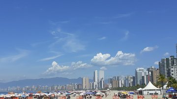 Quem puder tirar uma folguinha no fim desta semana talvez consiga até pegar uma praia Frio dá trégua e fim desta semana promete ser de alto verão no litoral de SP Orla de Praia Grande vista da praia do Canto do Forte em dia ensolarado - Esther Zancan