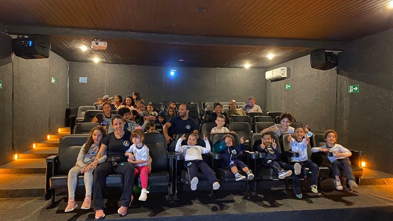 Alunos da Apae de Ilhabela participam de sessão de cinema na Semana Internacional de Vela Alunos da Apae de Ilhabela participam de sessão de cinema no Cine Jardim alunos da apae no cinema - Foto: Divulgação/Prefeitura de Ilhabela