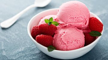 Brasil ocupa o 12º lugar entre os países que mais consomem sorvete Dia do Sorvete Sorvete rosa, na tigela com pedaços de morango e uma colher ao lado - Elena Veselova / Shutterstock.com