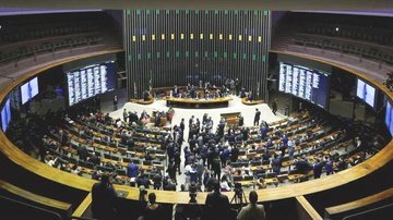 Plenário da Câmara dos Deputados  Plenário da Câmara dos Deputados com deputados sentados e em pé - Reprodução/ Adriano Machado/Reuters