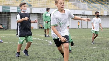Davi Lucca foi ao campo e se divertiu fazendo alguns gols com as crianças que estavam na aula de futebol Filho de Neymar visita instituto em Praia Grande (SP) davi lucca jogando bola - Foto: Instituto Neymar Jr