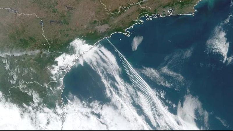 Imagem de satélite foi feita entre 10 e 11 horas da manhã deste domingo (28) Imagem de satélite mostra momento em que nuvem rolo se aproximava do litoral de SP Imagem de satélite mostra "ruas de nuvens" na altura do litoral paulista na manhã de domingo (28 - Zoom Earth/MetSul