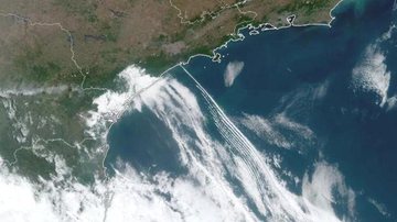Imagem de satélite foi feita entre 10 e 11 horas da manhã deste domingo (28) Imagem de satélite mostra momento em que nuvem rolo se aproximava do litoral de SP Imagem de satélite mostra "ruas de nuvens" na altura do litoral paulista na manhã de domingo (28 - Zoom Earth/MetSul