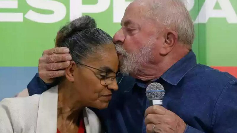 Marina Silva (Rede - SP) foi eleita deputada federal por SP no último domingo (2) Marina Silva e Lula Mulher de coque sendo abraçada por um homem com microfone na mão e cabelo branco - Ricardo Stuckert/Divulgação