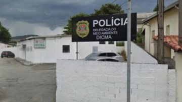 Até o momento, apenas um homem de 28 anos foi identificado; câmeras de segurança têm auxiliado as autoridades Delegacia de Mogi das Cruzes Fachada da Delegacia de Investigações sobre o Meio Ambiente de Mogi das Cruzes - Divulgação