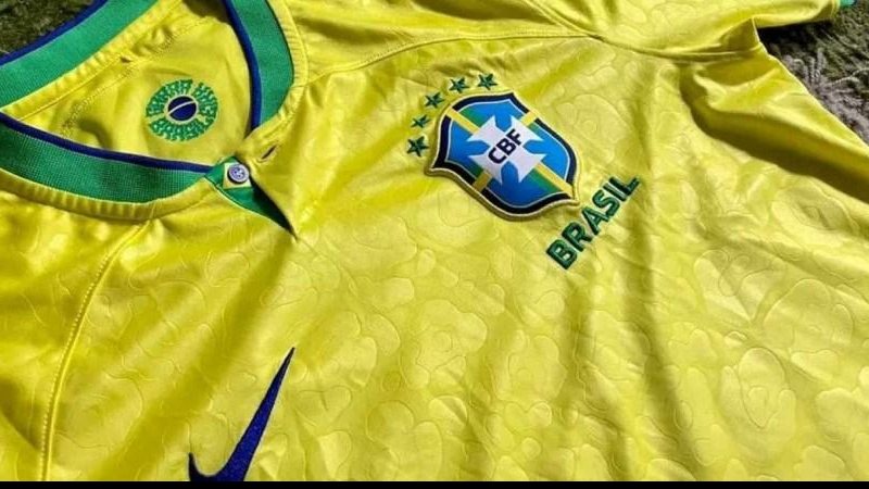 Nova camisa da seleção brasileira para a Copa do Mundo de 2022 foi lançada em 8 de agosto Quer personalizar a camisa da seleção brasileira? Nomes de Bolsonaro e Lula estão proibidos camisa brasil amarela - Foto: Divulgação/Nike