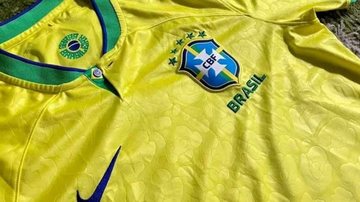 Nova camisa da seleção brasileira para a Copa do Mundo de 2022 foi lançada em 8 de agosto Quer personalizar a camisa da seleção brasileira? Nomes de Bolsonaro e Lula estão proibidos camisa brasil amarela - Foto: Divulgação/Nike