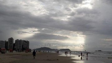Praia de Pitangueiras Confira como vai ficar o tempo neste fim de semana em Guarujá (SP) Praia de Pitangueiras com nebulosidade - Moacir Nunes de Sousa /Pinterest