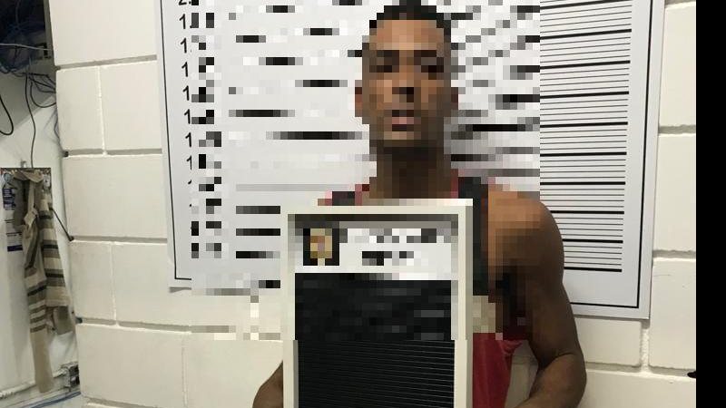 Homem foi preso por furtar cabos de iluminação pública no bairro Maitinga Homem preso em Bertioga Homem em foto de frontal para prisão de Bertioga - Divulgação