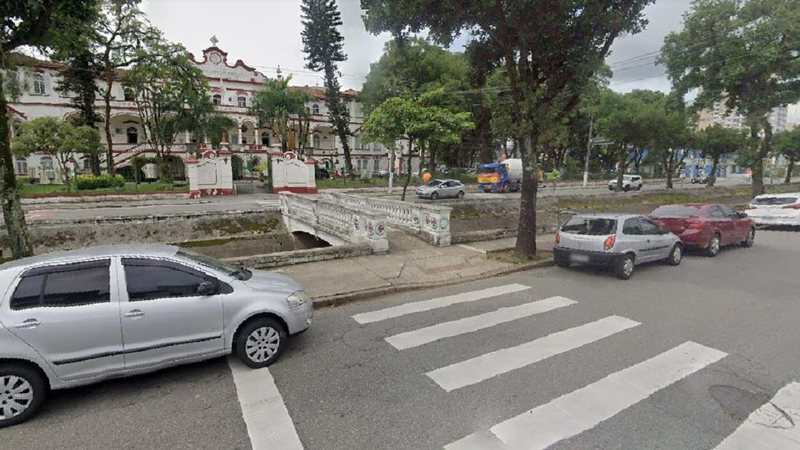 Corpo foi encontrado de barriga para baixo, no trecho em frente ao hospital Beneficência Portuguesa Idosa é encontrada morta dentro do Canal 2, em Santos Canal 2, em Santos, em frente ao hospital Beneficência Portuguesa - Reprodução/Google Street View