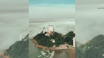 IOrla vicentina foi tomada pelo cobertor de nuvens na manhã desta sexta-feira (15) Drone capta neblina que cobriu cidades da Baixada Santista nesta sexta (15) Ilha Porchat, em São Vicente, sendo encoberta por neblina - Reprodução/Instagram @drone.rrv