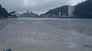 Os ventos agitaram bastante o mar, causando uma maré meteorológica Especialista explica o motivo do sumiço da maré em São Vicente Praia de São Vicente com maré muito baixa - Reprodução