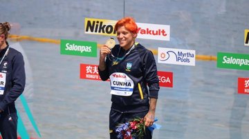 Ana Marcela compete na prova dos 10 km nesta quarta-feira (29) Nadadora Ana Marcela Cunha é bicampeã mundial de maratona aquática 5 km Nadadora Ana Marcela Cunha, no pódio, segurando a medalha de ouro - CBDA