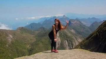 Maria Lucia passava férias no Peru; ainda não há informações sobre quando o corpo estará no Brasil Servidora que morreu no Peru Mulher em cima de um penhasco sorrindo para a foto - Divulgação