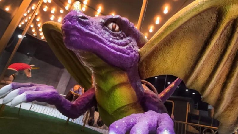 Dragão de uma das atrações do futuro "Vassoura Quebrada O Parque", inspirado no mundo de Harry Potter Parque do Harry Potter em SP ainda não tem data definida para inauguração Dragão roxo do parque de Harry Potter em SP - Reprodução/Instagram Vassoura Quebrada O Parque