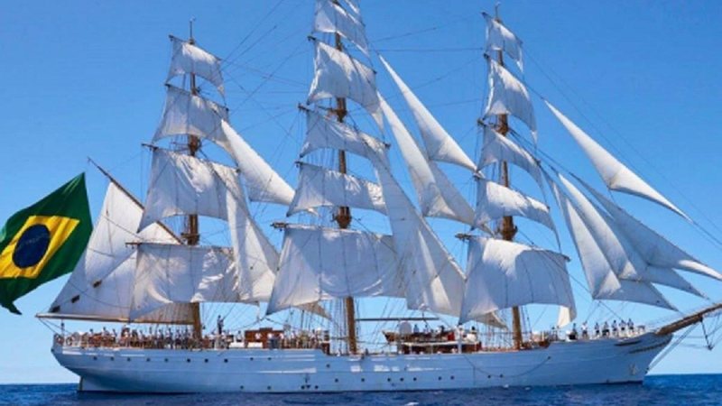 Navio-veleiro atraca no Porto de Santos em comemoração ao Bicentenário da Independência do Brasil Navio-Veleiro Navio-veleiro branco e com a bandeira do Brasil na ponta esquerda - Divulgação