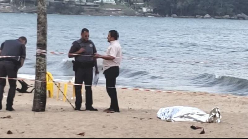 Crime ocorreu por volta das 16 horas na faixa de areia de uma das praias mais famosas de Caraguatatuba Homicídio ocorre em plena luz do dia em praia famosa de Caraguatatuba Corpo coberto nas areias da praia Martim de Sá, em Caraguatatuba, e policiais ao re - Reprodução/Redes Sociais