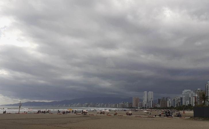 Orla de Praia Grande com tempo nublado Veja a previsão do tempo para este fim de semana em Praia Grande (SP) - Esther Zancan