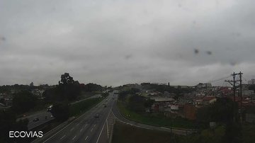 Rodovia dos Imigrantes, km 12, neste momento Imigrantes - km 12 rodovia com muitos veículos na subida (lado esquerdo) - Ecovias