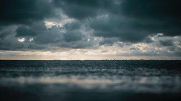 Segundo a previsão, ventos de noroeste/sudoeste com intensidade de até 65 km/h devem passar região Defesa Civil emite novo alerta de ventos fortes para o Litoral Norte mar com ventos - Foto: Divulgação