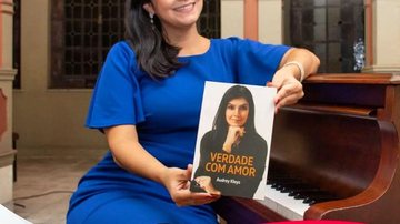 Livro pode ser adquirido por R$ 35,00 ou cinco pacotes de absorventes que serão doados para pessoas em vulnerabilidade social Vereadora Audrey Kleys Vereadora Audrey Kleys com seu livro nas mãos - Divulgação