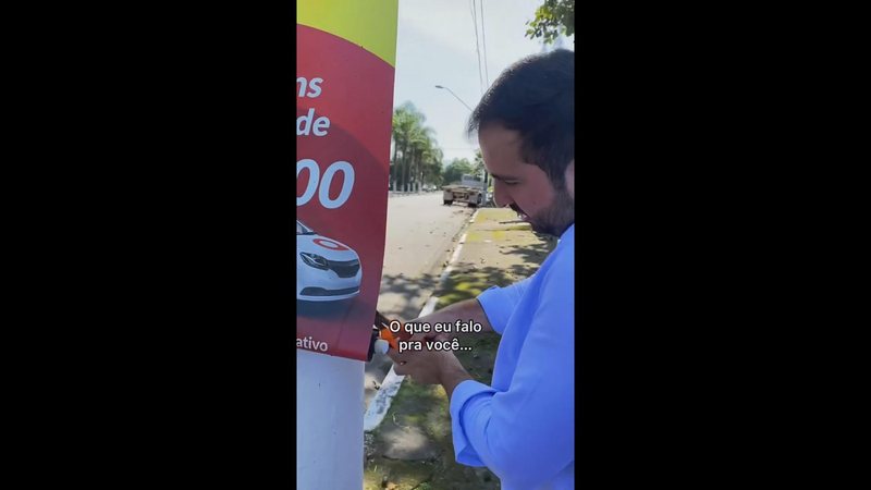 Prefeito de São Vicente removendo cartaz de poste na cidade Prefeito de São Vicente acusa empresa de “emporcalhar’’ cidade e arranca cartazes com alicate; Vídeo - Imagem: Reprodução / KayoAmado@Facebook