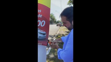 Prefeito de São Vicente removendo cartaz de poste na cidade Prefeito de São Vicente acusa empresa de “emporcalhar’’ cidade e arranca cartazes com alicate; Vídeo - Imagem: Reprodução / KayoAmado@Facebook
