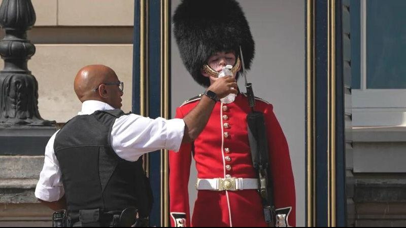 Calor em Londres chegou a 40,2ºC nesta terça-feira (19) Onda de calor igual a que atinge a Inglaterra traria temperatura perto dos 45 graus para SP Guarda do Palácio de Buckingham, em Londres, recebe água de outro agente - Matt Dunham/Associated Press/ Estadão Conteúdo