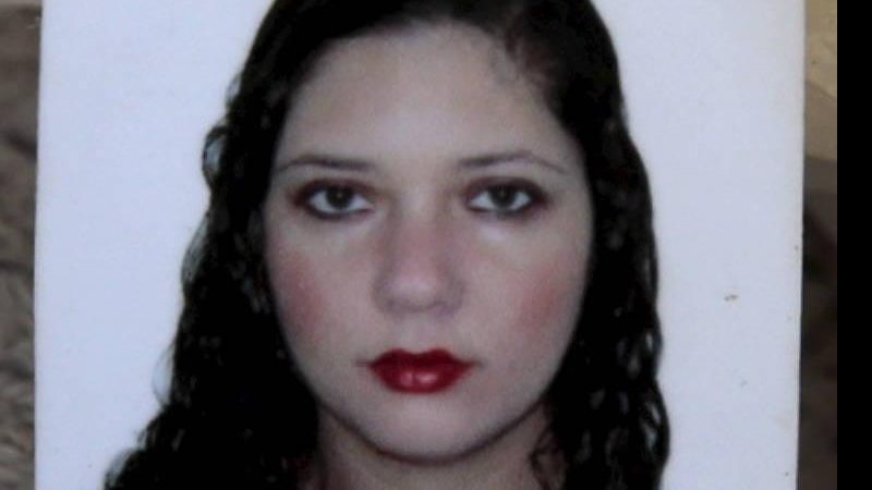 Fabiane de Jesus tinha 33 anos, era casada, mãe de duas crianças e foi assassinada em Guarujá (SP) Fabiane de Jesus Foto de rosto de uma jovem com batom vermelho - Reprodução