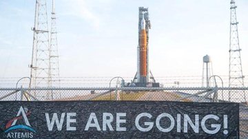 É esperado que o foguete de 98 metros da missão Artemis I seja lançado na próxima segunda-feira (2) Lançamento de missão à Lua que aconteceria nesta segunda (29) é adiada pela Nasa Foguete da missão Artemis I no Centro Espacial Kennedy, nos EUA - Reprodução/Joel Kowsky/NASA