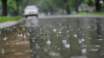 Na quarta-feira (13) o tempo deve ser completamente diferente no Litoral Norte. Há previsão de chuva durante todo o dia, com máximas de 20ºC e mínimas de 17ºC Tempo muda nesta terça-feira e traz chuva e frio para o Litoral Norte carro na chuva - Foto: iStock