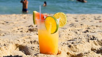 Feita à base de cachaça ou vodka, o público poderá experimentar a tradicional caipirinha de limão, além de outros sabores como de maracujá, coco e até de cajá - Imagem de Lando Hamukwaya por Pixabay