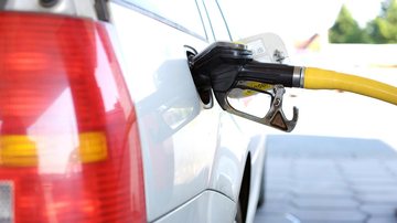 Preço máximo da gasolina comum em Guarujá se aproxima dos R$ 9,00 Combustível mais barato em Guarujá: saiba onde abastecer Carro abastacento em bomba de combustível - Imagem ilustrativa: Pixabay